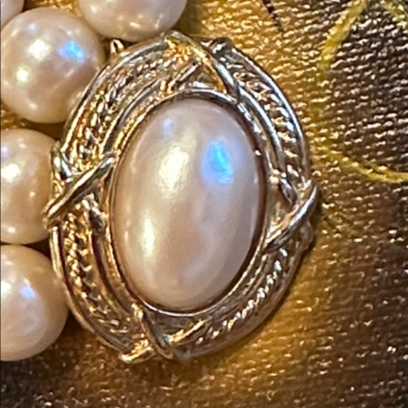 Elegant Avon Gold & Faux Pearl Enhancer closure on faux Pearl Necklace - Picture 8 of 8